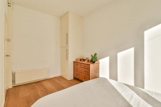 Slaapkamer met meubels in minimalistische stijl