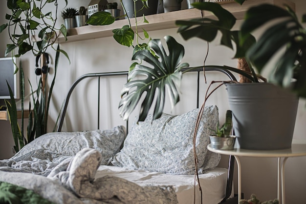 slaapkamer met tropische bloemen op planken rondom