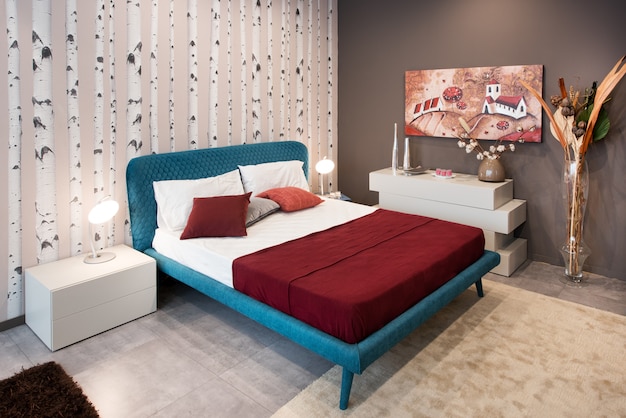 Slaapkamerontwerpconcept met blauw bed