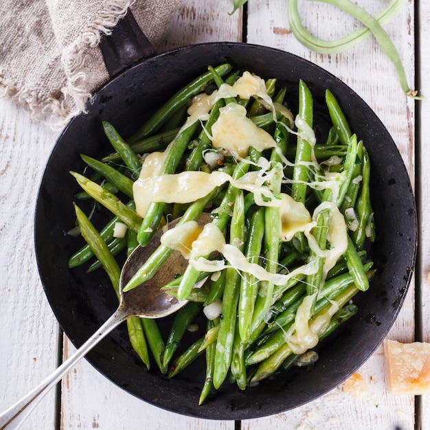 Slabonen in een pan met kaas De zomersalade