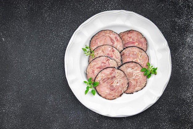 Foto slachtafval vlees worst varkensvlees andouille varkensvlees maag varkensvlees nek slachtafval maaltijd voedsel snack op tafel