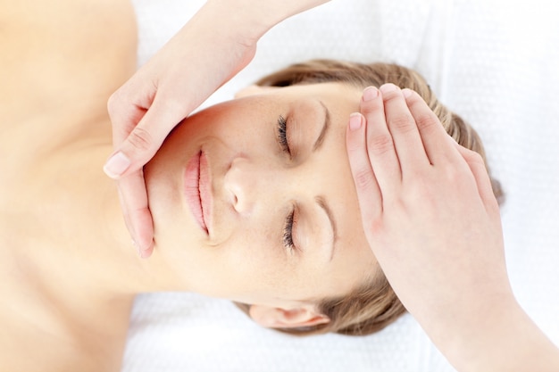 Photo slack woman having a massage