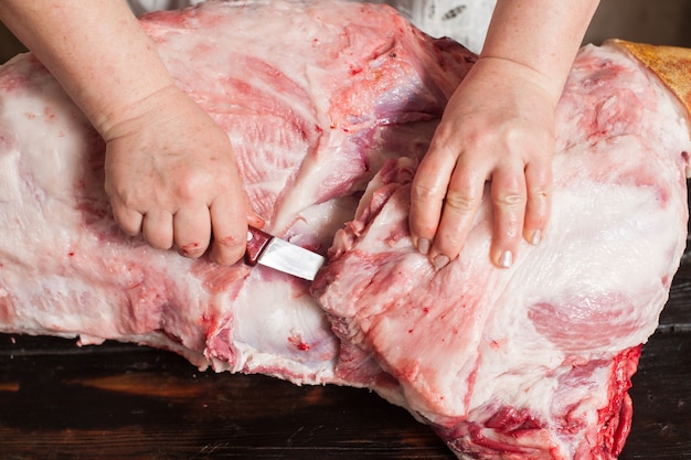 Slager snijwerk rauw varkensvlees tafel