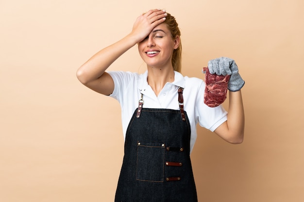 Slager vrouw draagt een schort en serveert vers gesneden vlees lachen