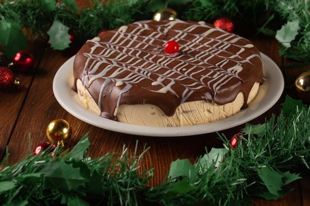 Slagroomtaart met biscuit en chocoladesiroop in Brazilië genaamd German Pie Geserveerd tijdens het kerstdiner