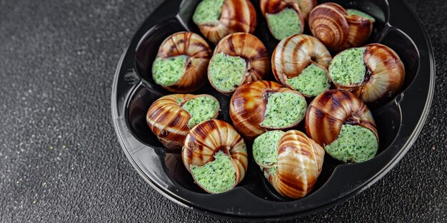 slakken met groene olie aromatische kruiden lekker vers gezond eten koken voorgerecht maaltijd eten snack