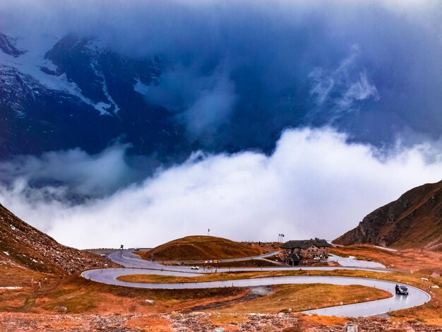 Foto slalomweg naar de top van de oostenrijkse alpen in de herfst oostenrijk