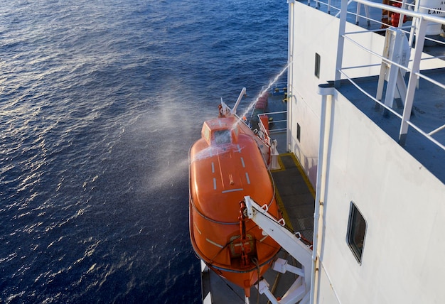 Slangdruk watertest van volledig gesloten reddingsboot Waterdichte test Havenstaatcontrole