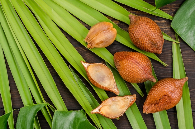 Slangfruit, rakum, sala op houten achtergrond. Tropisch fruit.