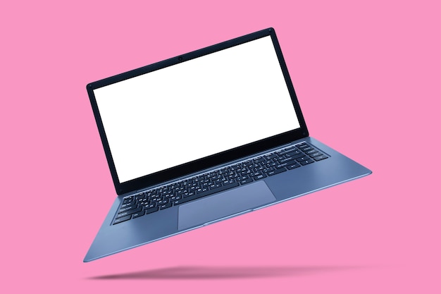 Slanke moderne laptop met wit schermmodel op roze met schaduw.