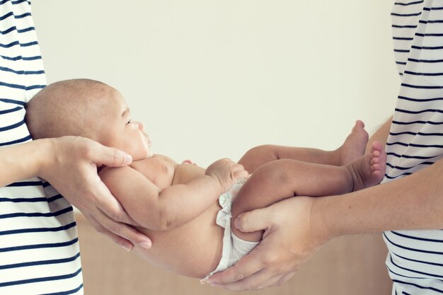 Slapende Aziatische baby met witte achtergrond