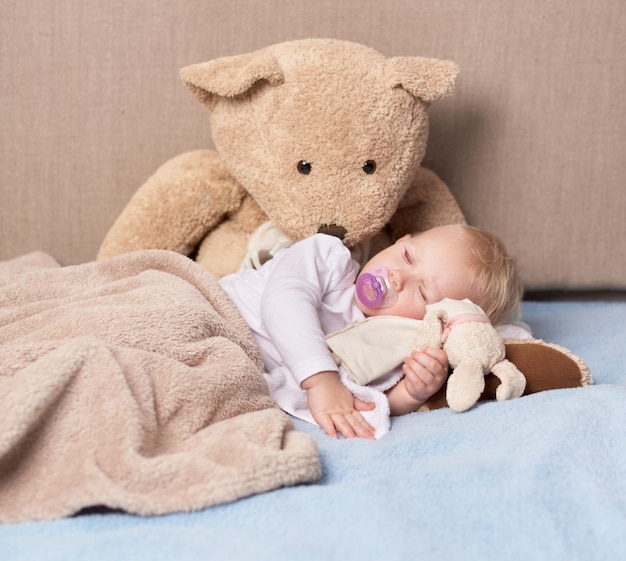 Slapende engel Shot van een schattig meisje dat slaapt met haar speelgoed