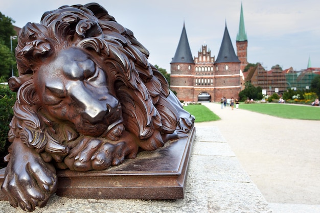 Slapende leeuw en Holsten Gate Lübeck Duitsland