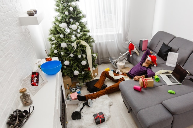 Slapende man op een bank na het kerstfeest.