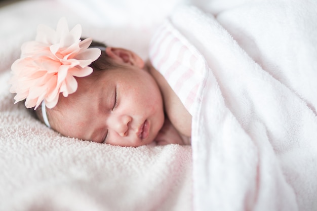 slapende pasgeboren baby in een omslag