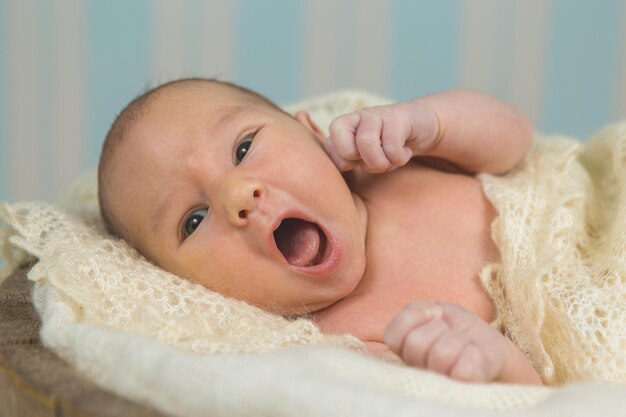 slapende pasgeboren baby op een deken