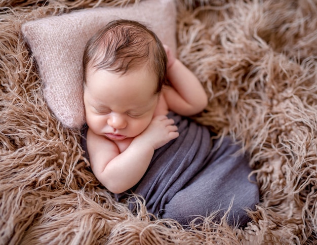 Slapende pasgeboren babyjongen