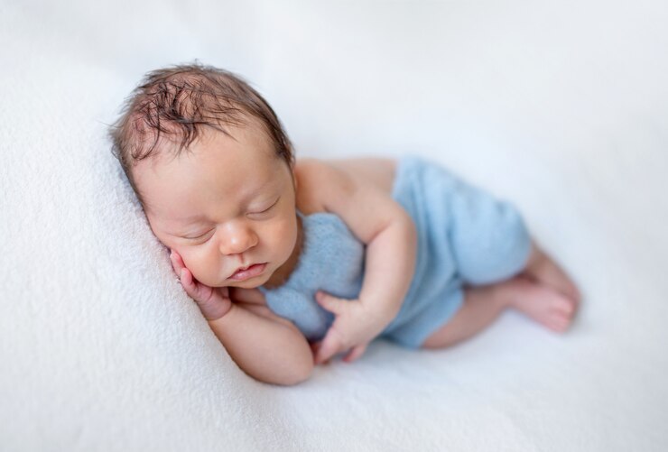 Slapende pasgeboren babyjongen