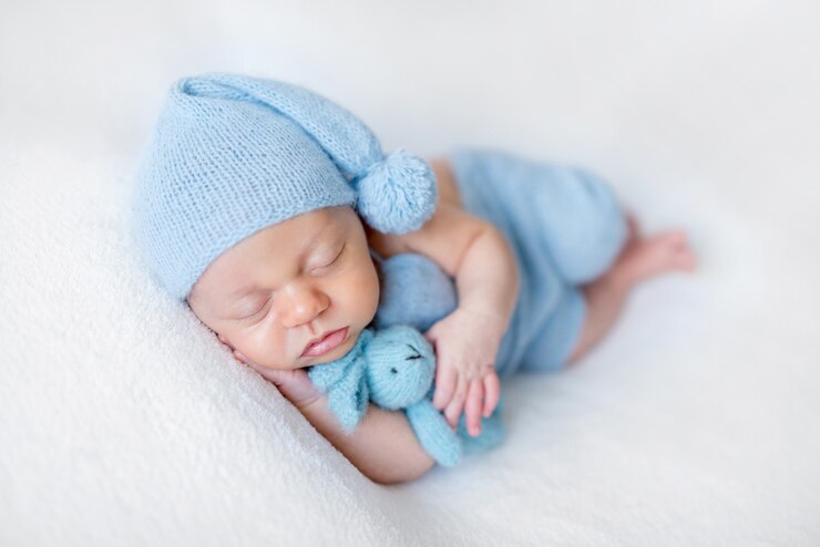 Slapende pasgeboren babyjongen