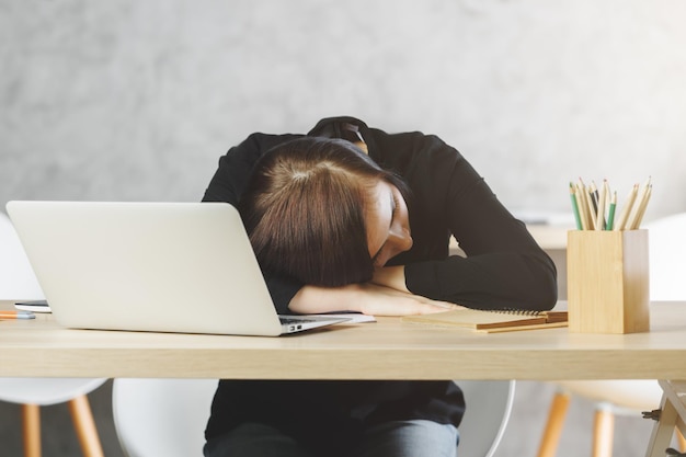 Slapende vrouw aan bureau