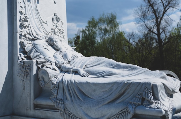 Slapende vrouw wit marmeren monument