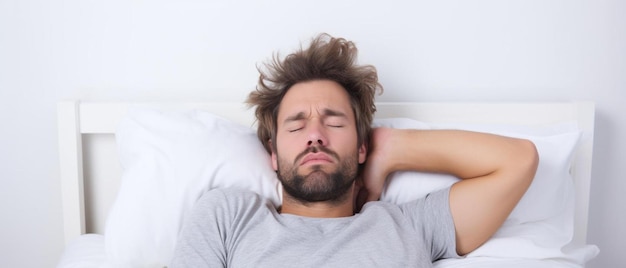 Foto slaperige man met rommelig haar en pyjama's vermoeide man met baard die in de camera kijkt met wit