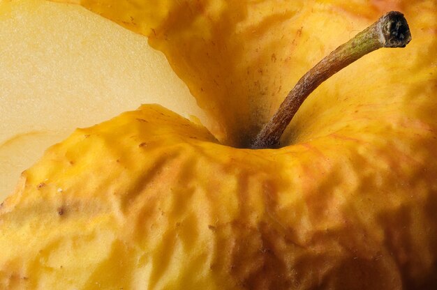 Slappe gele verschrompelde appel vegetarisch eten close-up macrofotografie