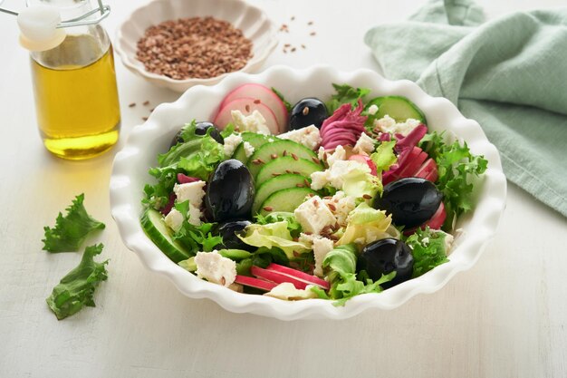 Slasalade Komkommerradijssalade met kwark en lijnzaad Olijfoliesalade Gezonde voeding Dieetmenu en uitgebalanceerd dieet Bovenaanzicht
