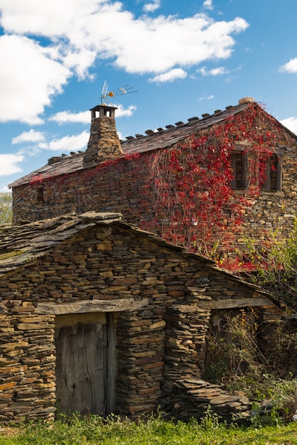 Foto casa di pietra dell'ardesia a guadalajara, spagna