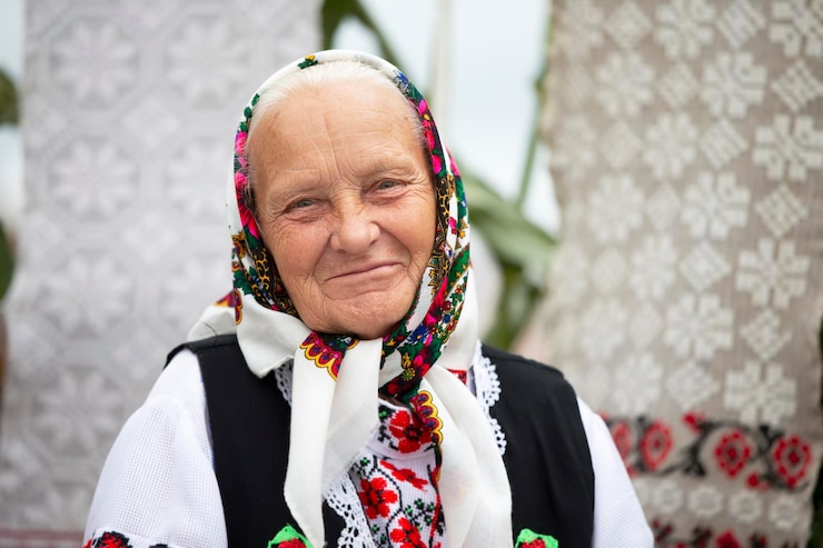 Photo 国民の民族衣装を着たスラブの年配の女性