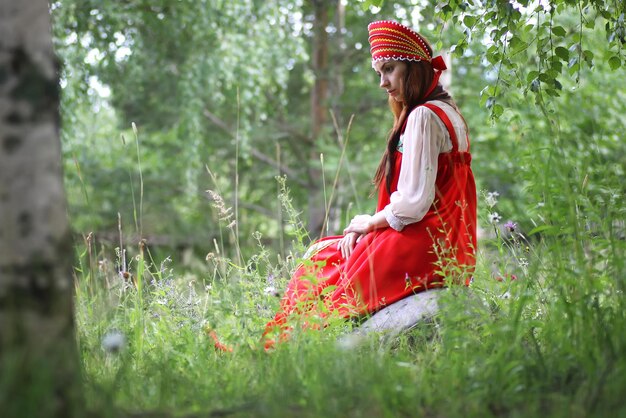 Slavische in traditionele kleding zit in de natuur