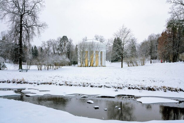 Slavyanka 강과 Pavlovsk 공원의 우정의 사원 상트페테르부르크 러시아