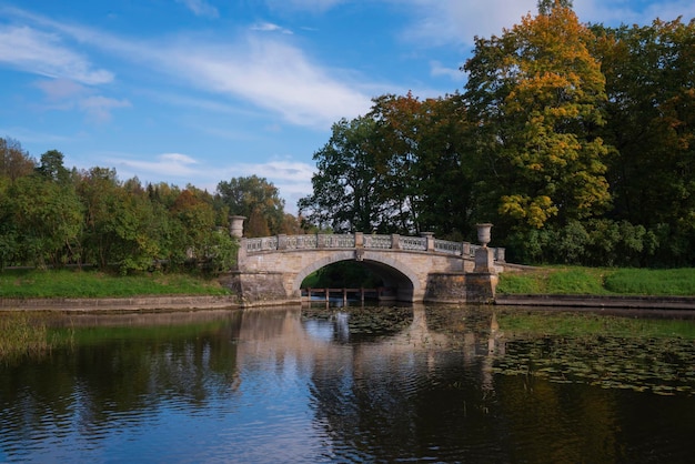 Slavyanka-rivier en de viscontiev-brug in het pavlovsky-park pavlovsk sint-petersburg rusland