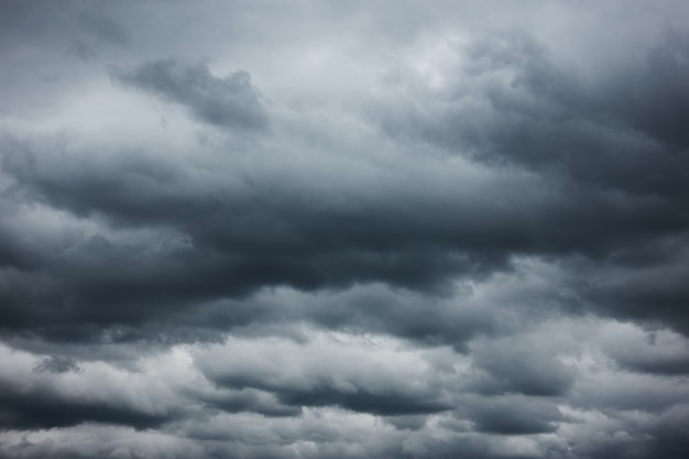 Slecht weer - Zware regenwolken, kunnen als achtergrond worden gebruikt