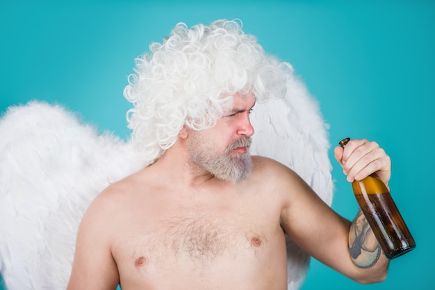 Slechte cupido ondeugende dronken cupido Valentijnsdag engel met papieren hart cupido in valentijnsdag bebaarde