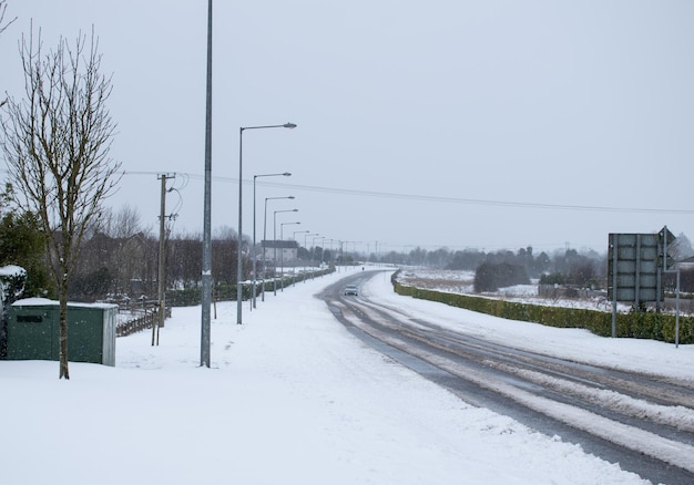 Slechte rijomstandigheden met weg bedekt met sneeuw.