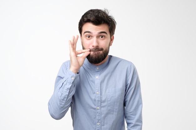 Slechte tanden concept man in glazen gebaar maken met de hand zippende lippen