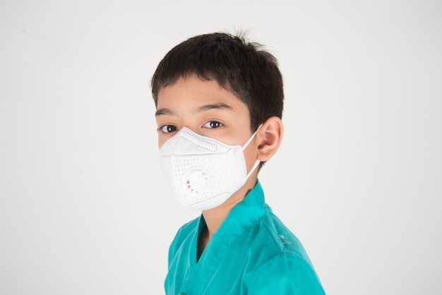 Slechte vervuiling luchtkwaliteit gevaarlijke niveaus voor kinderen ziek worden, jongens dragen masker beschermen tegen stof PM 2.5