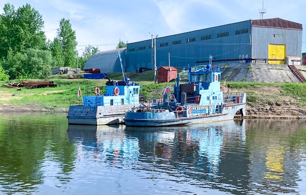 sleepboot pusher rivier op de parkeerplaats bij de kust