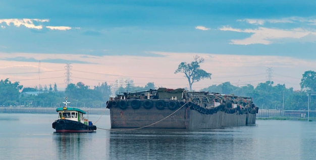 Sleepbootboot met aakschip in Chao Phraya-rivier in Thailand