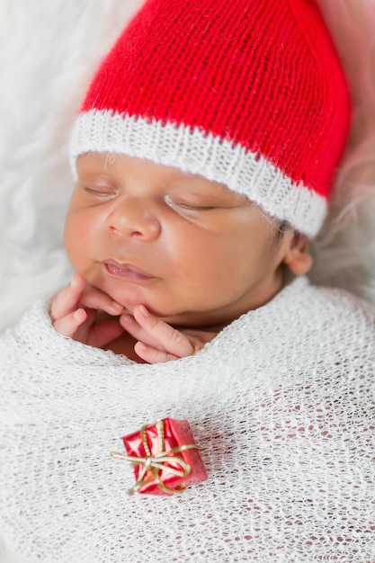 Sleeper pasgeboren baby in een kerstmuts