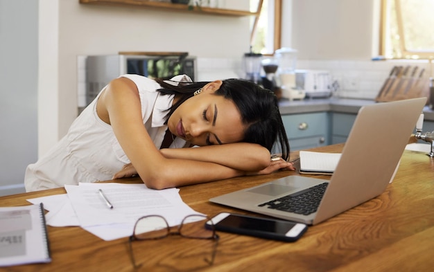 睡眠中の燃え尽き症候群と疲れたビジネスウーマンは、ホームオフィスの勤務時間外に疲れ果て、眠れず、精神的健康状態にある