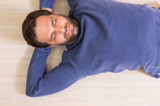 Photo sleeping man lying on floor