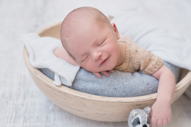 寝ている生まれたばかりの赤ちゃん。健康と医療のコンセプトです。健康な子供、病院の概念と幸せな母性。乳児。幸せな妊娠と出産。子供のテーマ。乳幼児用品