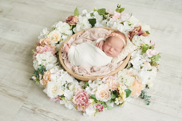 Photo sleeping newborn baby. healthy and medical concept. healthy child, concept of hospital and happy motherhood. infant baby. happy pregnancy and childbirth. children's theme. baby and childen's goods.