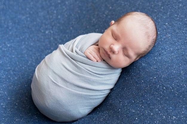 寝ている生まれたばかりの赤ちゃん。健康と医療のコンセプトです。健康な子供、病院の概念と幸せな母性。乳児。幸せな妊娠と出産。子供のテーマ。乳幼児用品