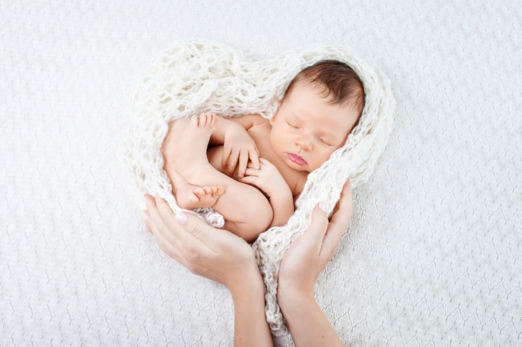 Photo sleeping newborn baby in mother hands