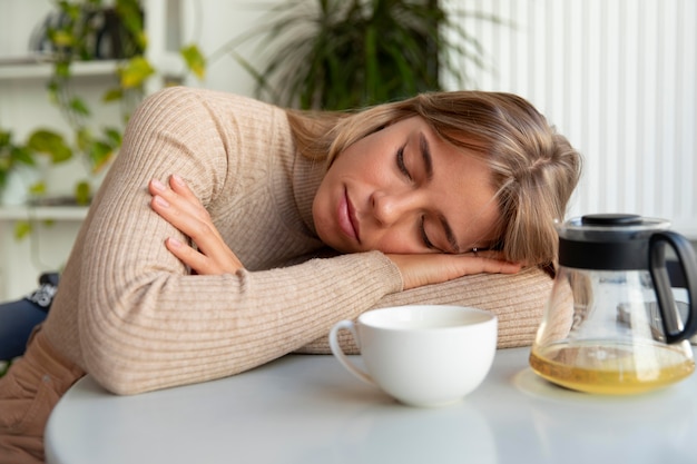 Foto persona che dorme che fa un pisolino