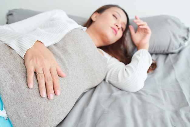 眠っている妊娠中の女性