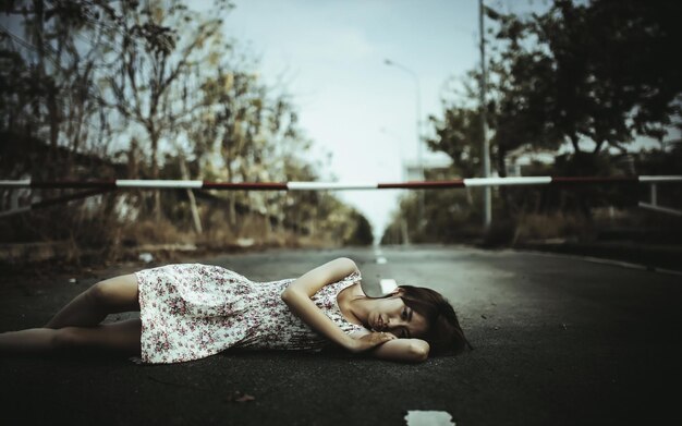 Photo sleeping woman sorrowful